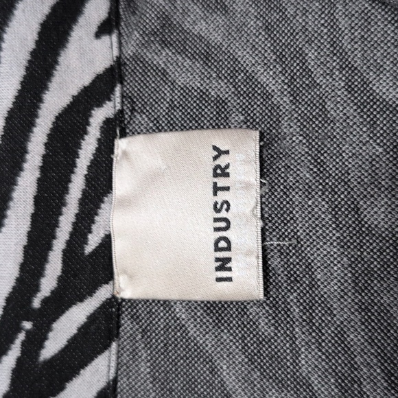 Industry Zebra Print Long Sleeve Collared Semi Crop Top Women's Small - Picture 2 of 7